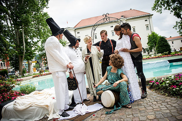 Ensemble mit Regisseurin DIE SCHWARZE KÖCHIN - Moser, Tavakoli, Ladurner, Linse, Clementi, Frank, Kofler
