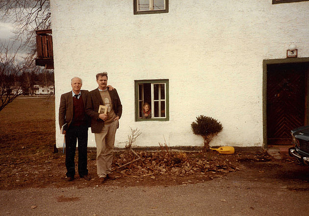 Wochinz & h.c.artmann u. Tochter Emely vor artmanns Haus in Salzburg
