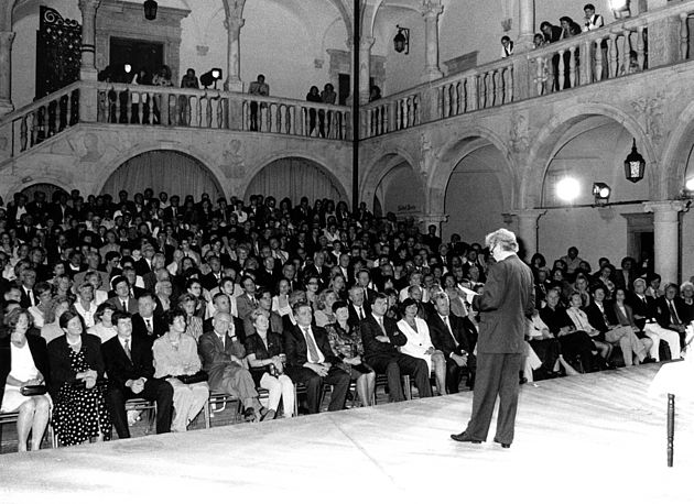 Gerhard Bellavic vor Publikum im Schloss Porcia